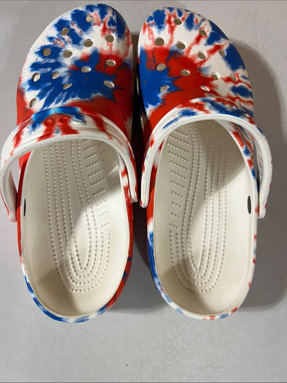 CROCS Tie-Dye Classic Clog in Red White Blue M10/W12 - Picture 4 of 16